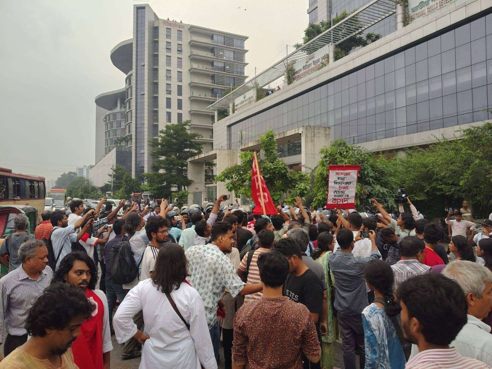 চট্টগ্রাম বন্দরের নিউমুরিং টার্মিনাল ডিপি ওয়ার্ল্ডকে দেওয়ার প্রতিবাদে রাজধানীতে বিক্ষোভে পুলিশের লাঠিপেটা