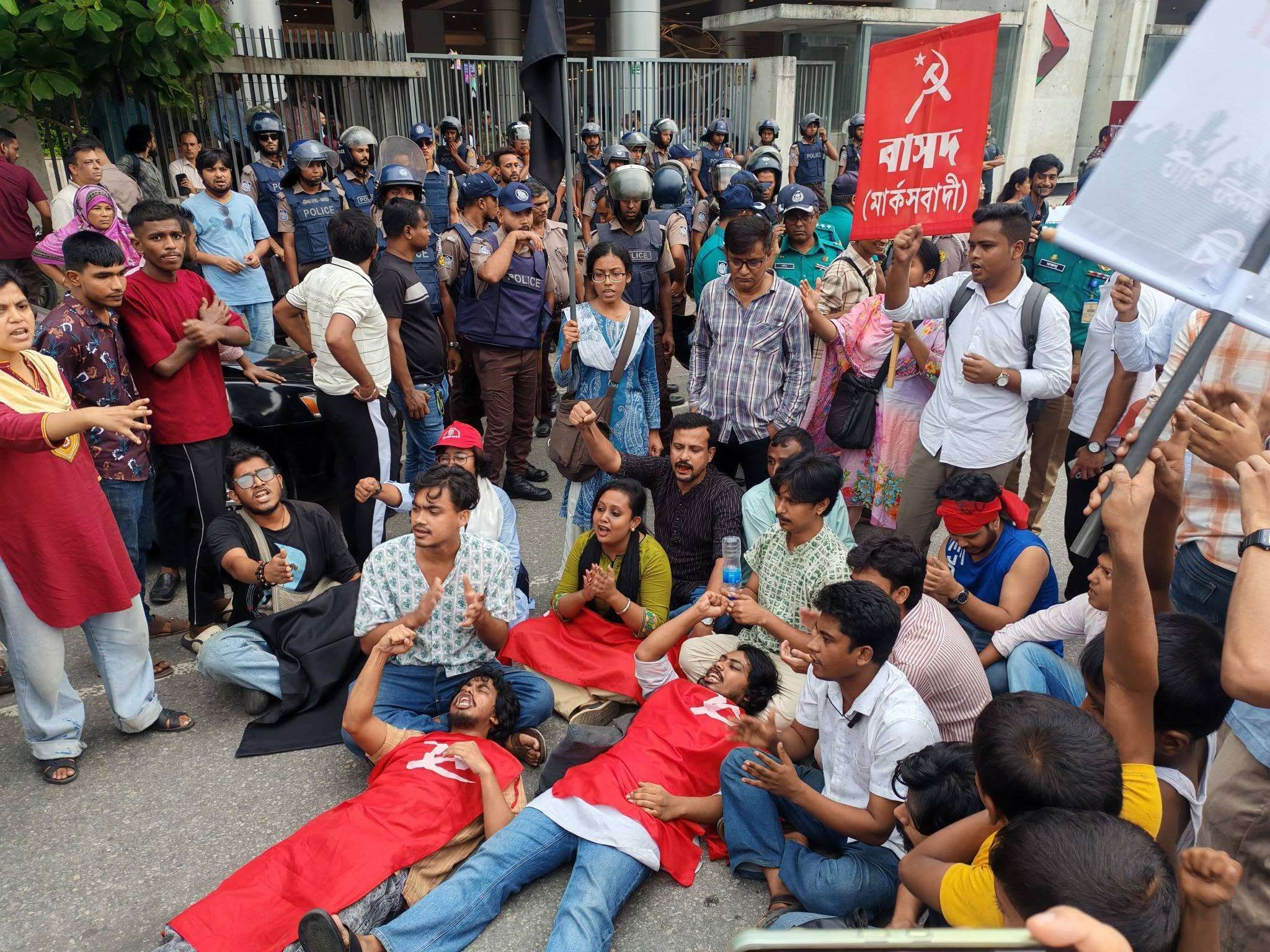 চট্টগ্রাম বন্দরের নিউমুরিং টার্মিনাল ডিপি ওয়ার্ল্ডকে দেওয়ার প্রতিবাদে রাজধানীতে বিক্ষোভে পুলিশের লাঠিপেটা