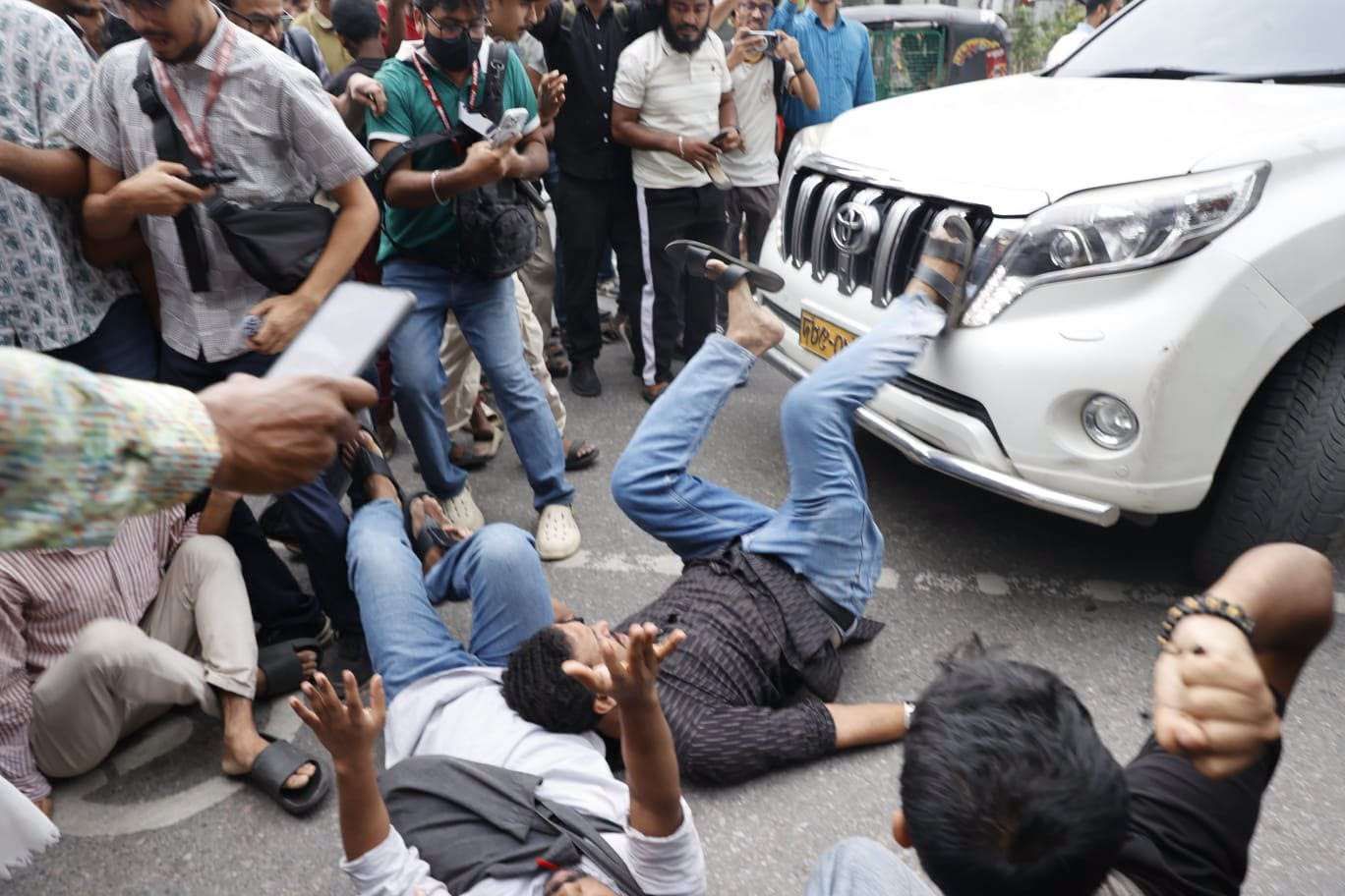 চট্টগ্রাম বন্দরের নিউমুরিং টার্মিনাল ডিপি ওয়ার্ল্ডকে দেওয়ার প্রতিবাদে রাজধানীতে বিক্ষোভে পুলিশের লাঠিপেটা
