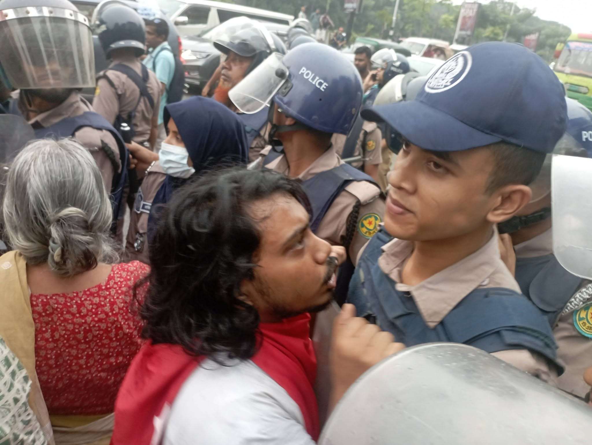 চট্টগ্রাম বন্দরের নিউমুরিং টার্মিনাল ডিপি ওয়ার্ল্ডকে দেওয়ার প্রতিবাদে রাজধানীতে বিক্ষোভে পুলিশের লাঠিপেটা