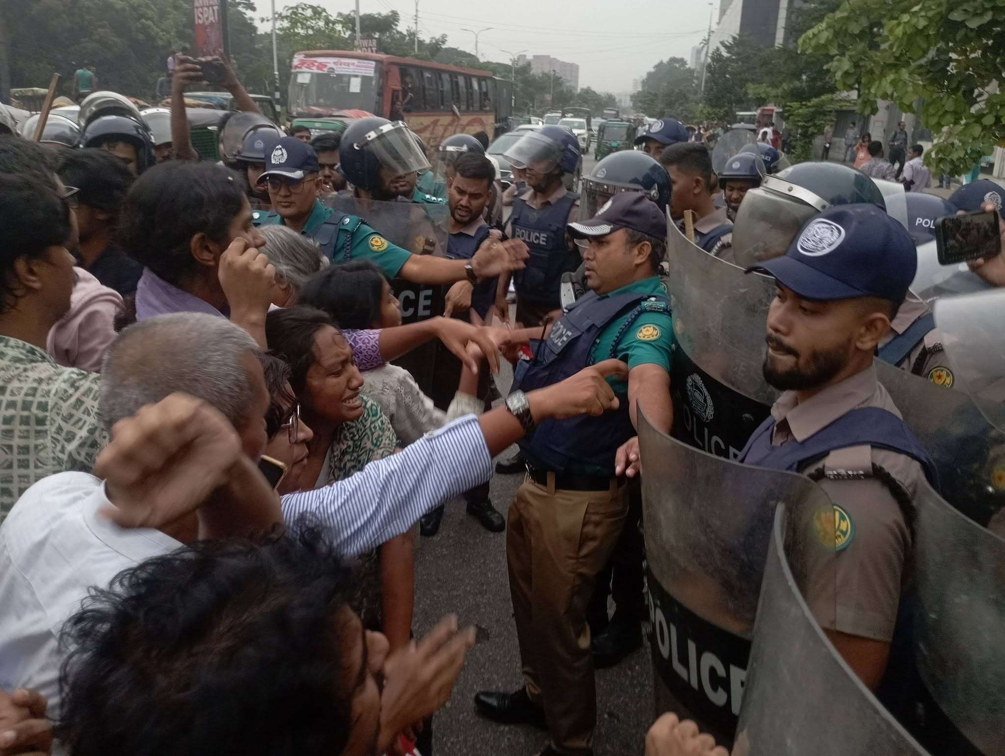 চট্টগ্রাম বন্দরের নিউমুরিং টার্মিনাল ডিপি ওয়ার্ল্ডকে দেওয়ার প্রতিবাদে রাজধানীতে বিক্ষোভে পুলিশের লাঠিপেটা