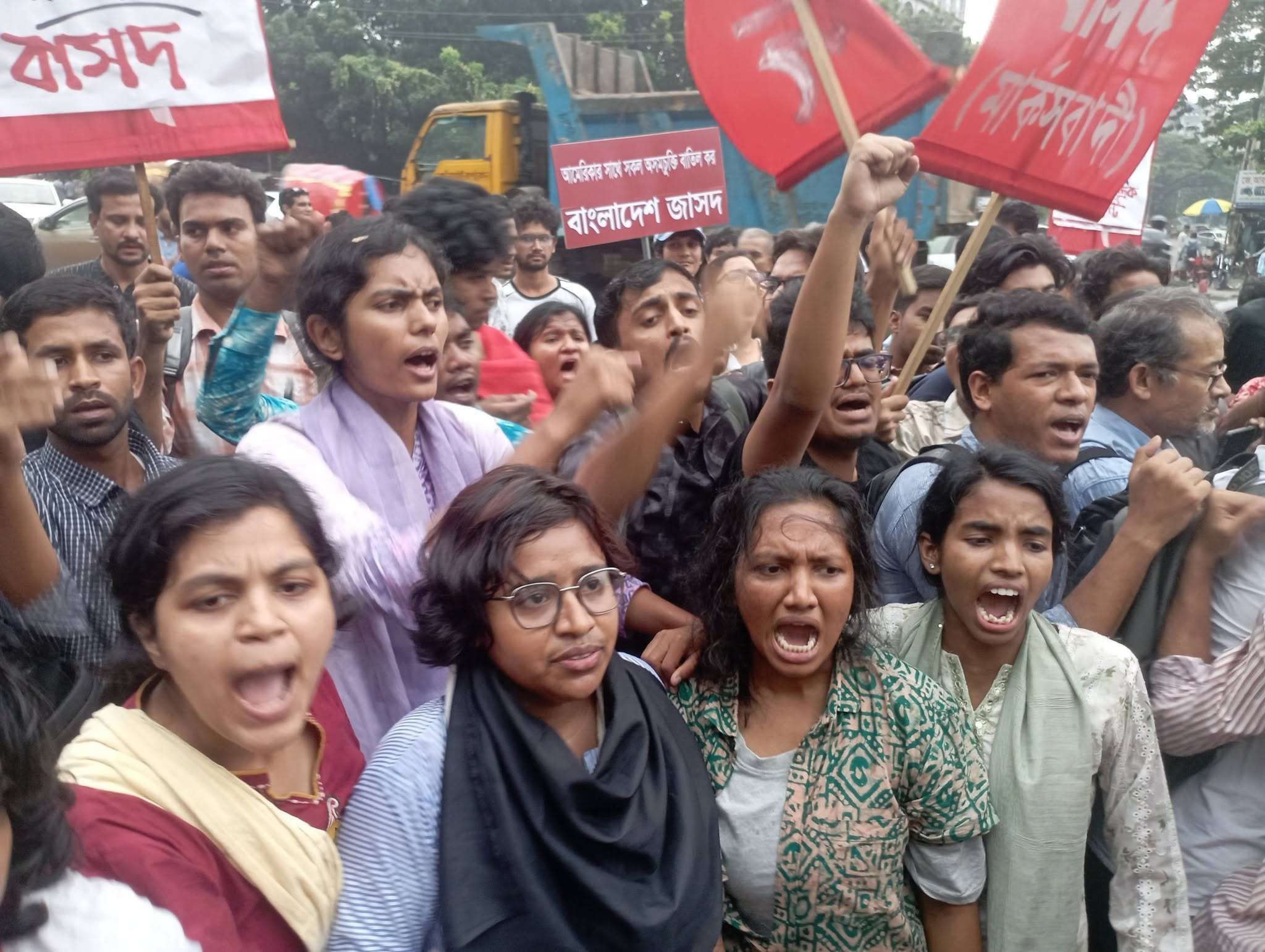 চট্টগ্রাম বন্দরের নিউমুরিং টার্মিনাল ডিপি ওয়ার্ল্ডকে দেওয়ার প্রতিবাদে রাজধানীতে বিক্ষোভে পুলিশের লাঠিপেটা