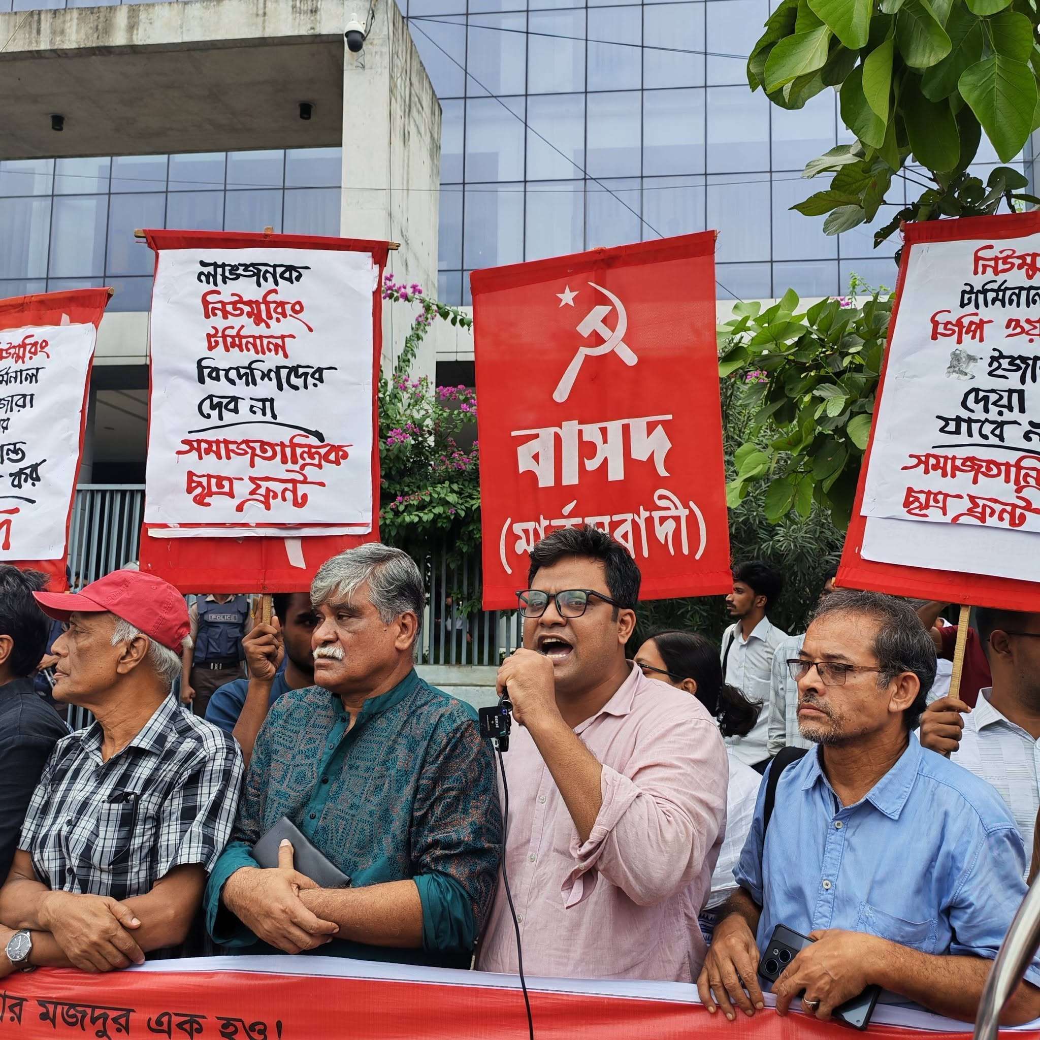 চট্টগ্রাম বন্দরের নিউমুরিং টার্মিনাল ডিপি ওয়ার্ল্ডকে দেওয়ার প্রতিবাদে রাজধানীতে বিক্ষোভে পুলিশের লাঠিপেটা