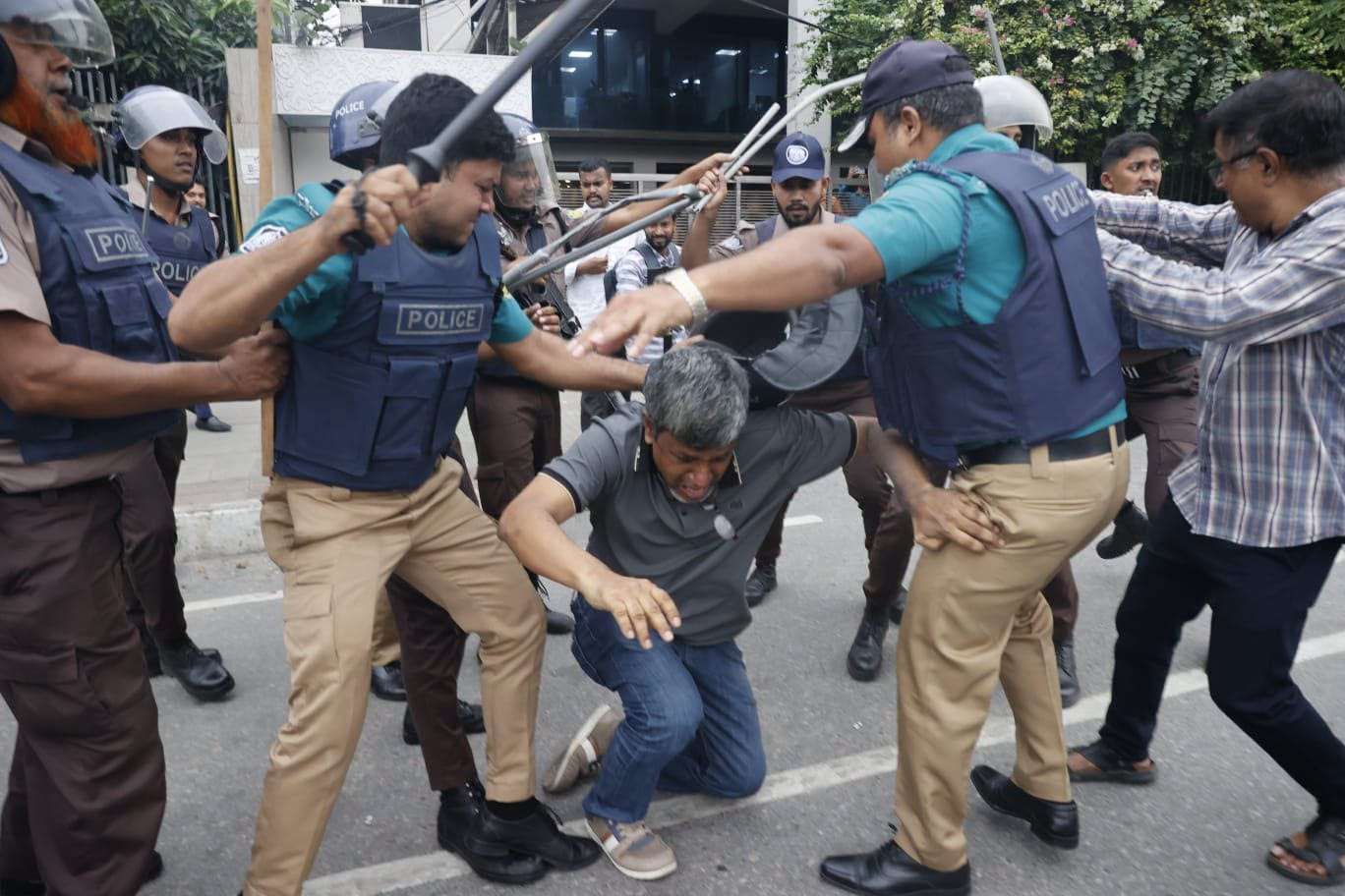 চট্টগ্রাম বন্দরের নিউমুরিং টার্মিনাল ডিপি ওয়ার্ল্ডকে দেওয়ার প্রতিবাদে রাজধানীতে বিক্ষোভে পুলিশের লাঠিপেটা