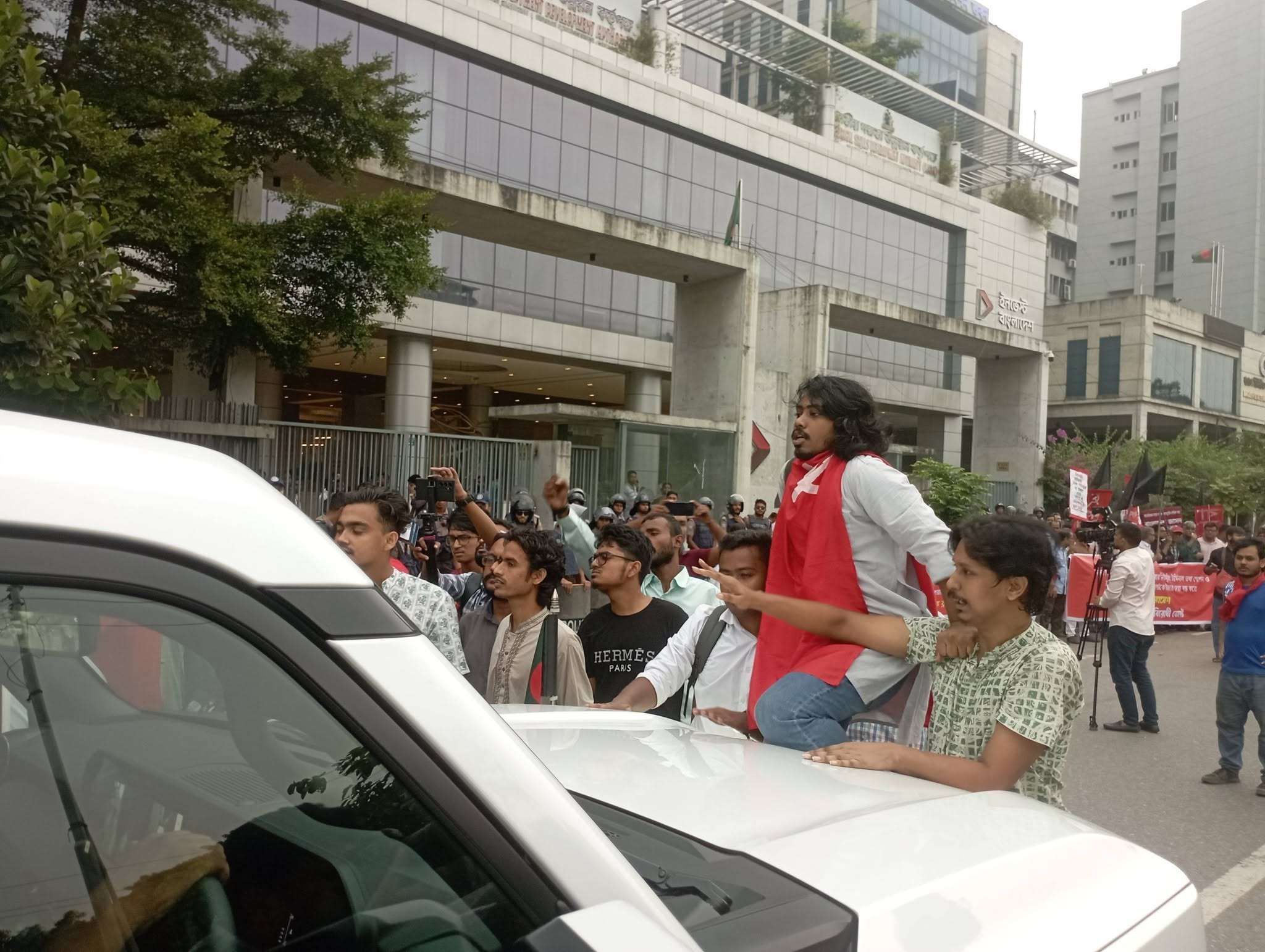 চট্টগ্রাম বন্দরের নিউমুরিং টার্মিনাল ডিপি ওয়ার্ল্ডকে দেওয়ার প্রতিবাদে রাজধানীতে বিক্ষোভে পুলিশের লাঠিপেটা