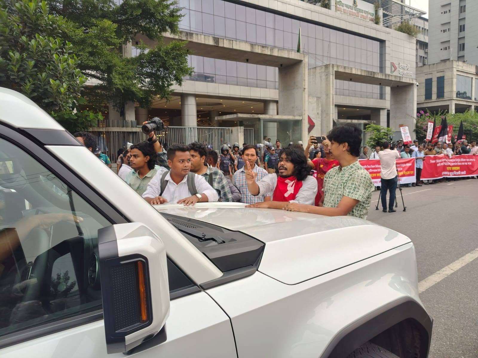 চট্টগ্রাম বন্দরের নিউমুরিং টার্মিনাল ডিপি ওয়ার্ল্ডকে দেওয়ার প্রতিবাদে রাজধানীতে বিক্ষোভে পুলিশের লাঠিপেটা